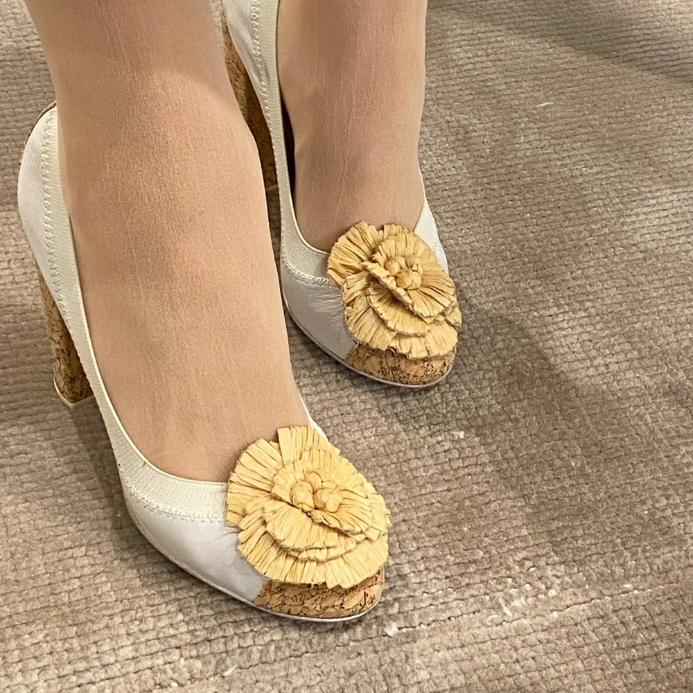 Chanel Shoes 100% Original. Barely used. Sz 39. Dust bag only.4.5”heel.